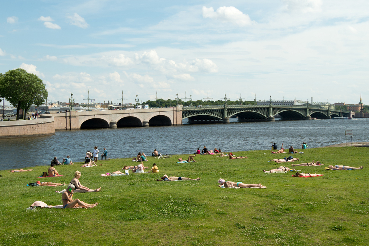 Где покупаться в спб. Пляж Санкт-Петербург. Пляжи Петербурга. Пляж на Заячьем острове в Санкт Петербурге. Пляжи в Петербурге для купания.